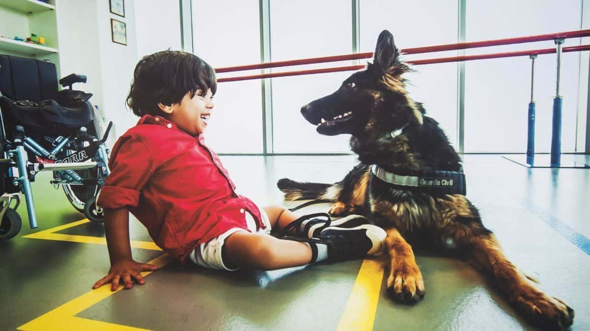 La Guardia Civil junto a personas con discapacidad dedican su calendario al Hospital de Parapléjicos