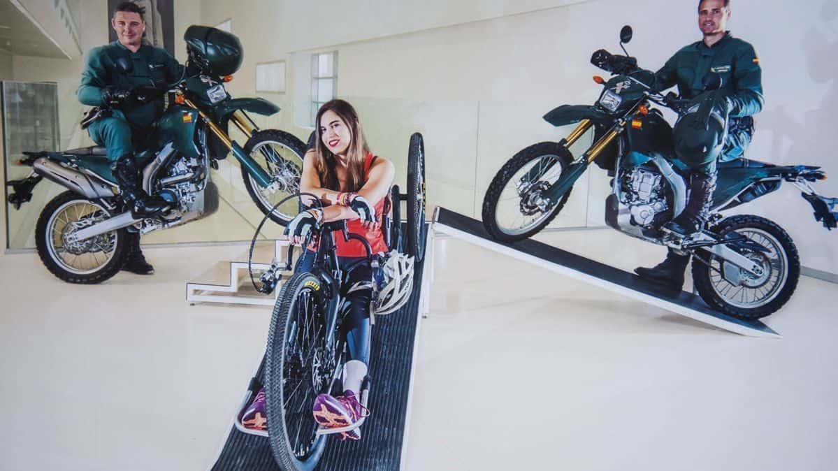 La Guardia Civil junto a personas con discapacidad dedican su calendario al Hospital de Parapléjicos