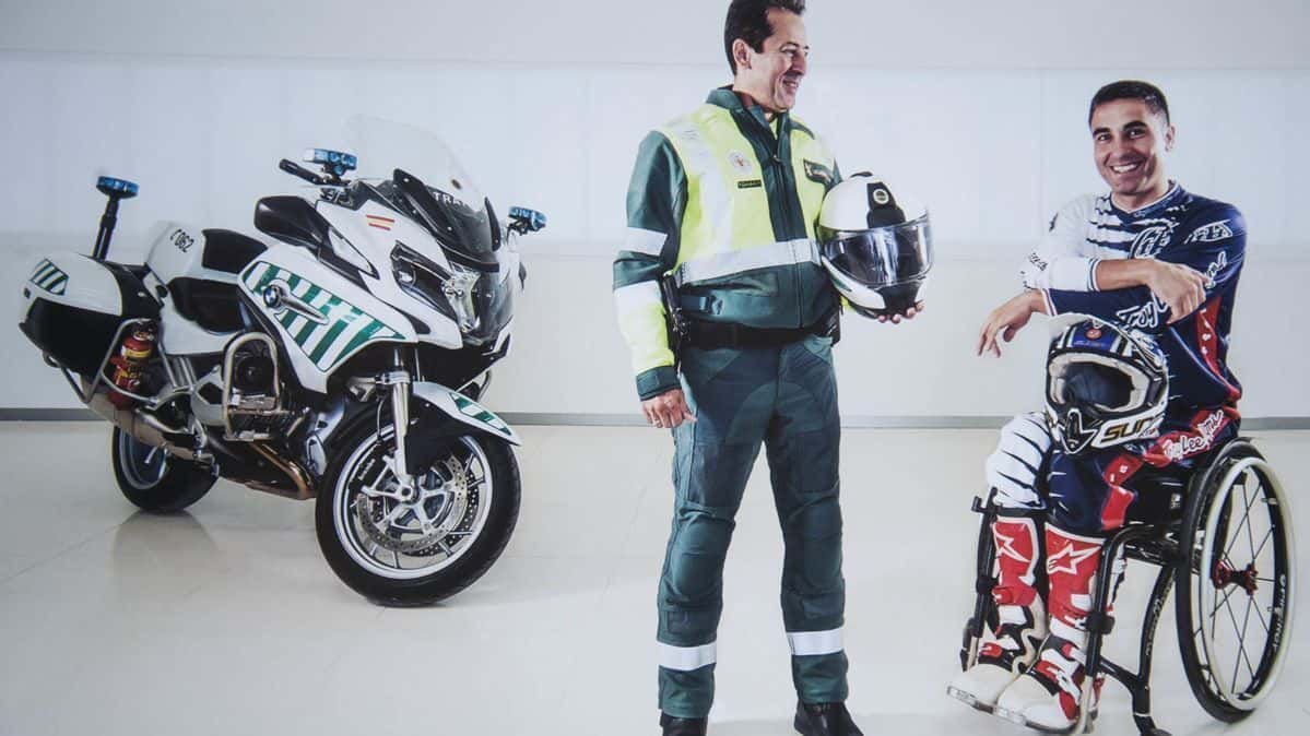 La Guardia Civil junto a personas con discapacidad dedican su calendario al Hospital de Parapléjicos