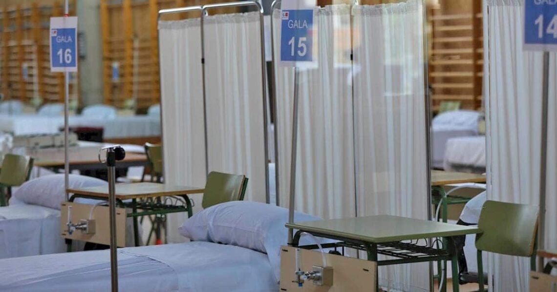 Camas numeradas y separadas con biombos