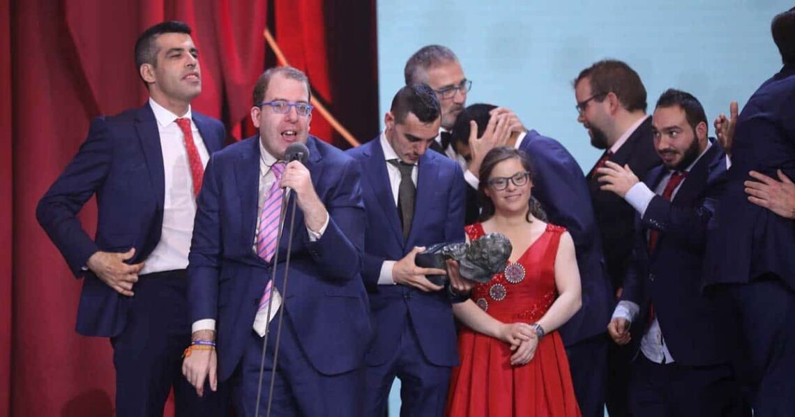 Actores de Campeones recibiendo los premios Goya en 2019