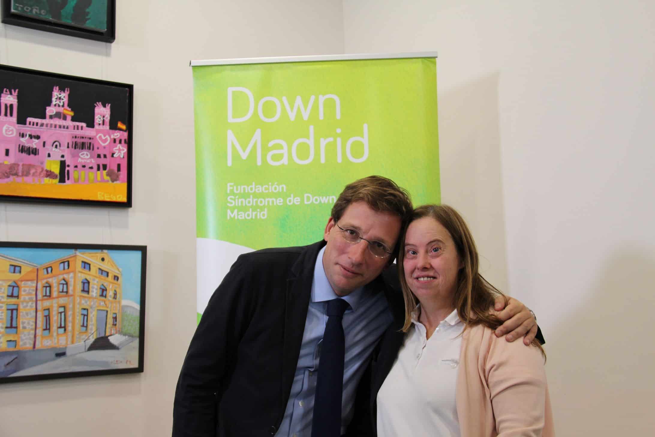Almeida con una usuaria de Down Madrid