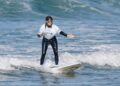 Carmen López surfista ciega practicando surf