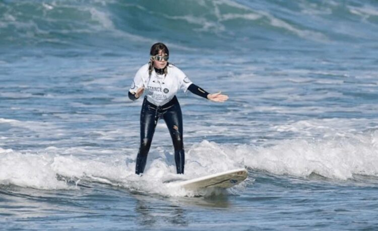 Carmen López surfista ciega practicando surf