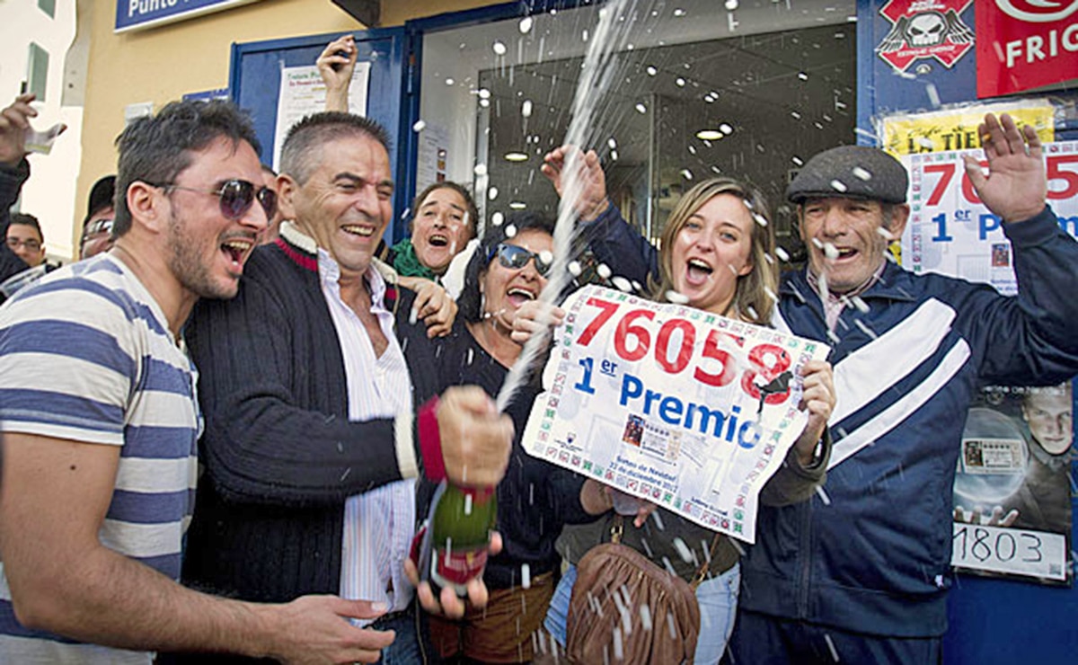 Personas celebrando 'El Gordo'