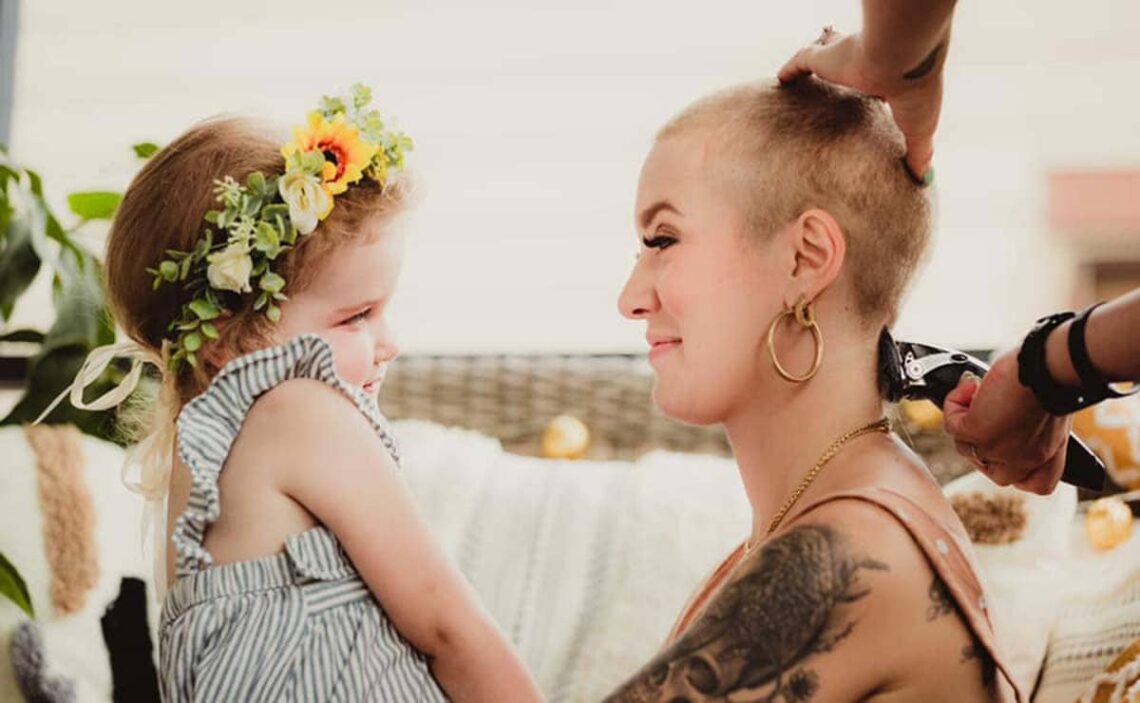 Chelsea Sallese se rapa la cabeza para luchar cancer hija