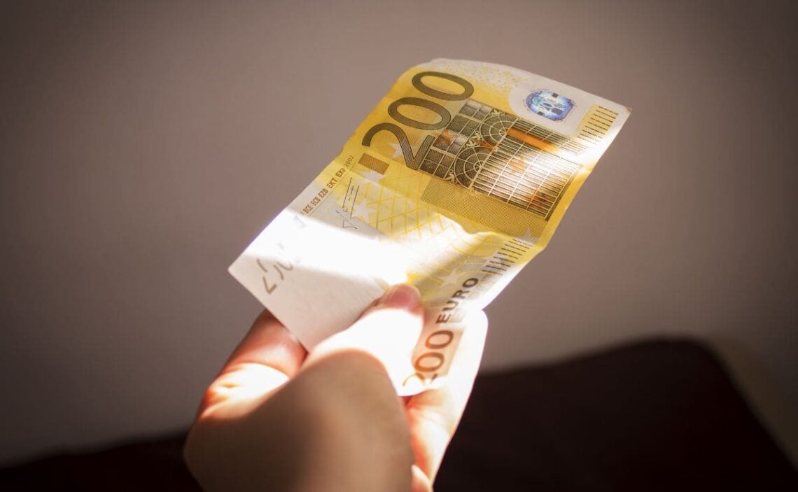 Cheque de 200 euros./ Foto de Canva