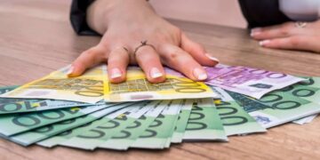 Nuevo cheque de 200 euros de la Agencia Tributaria./ Foto de Canva