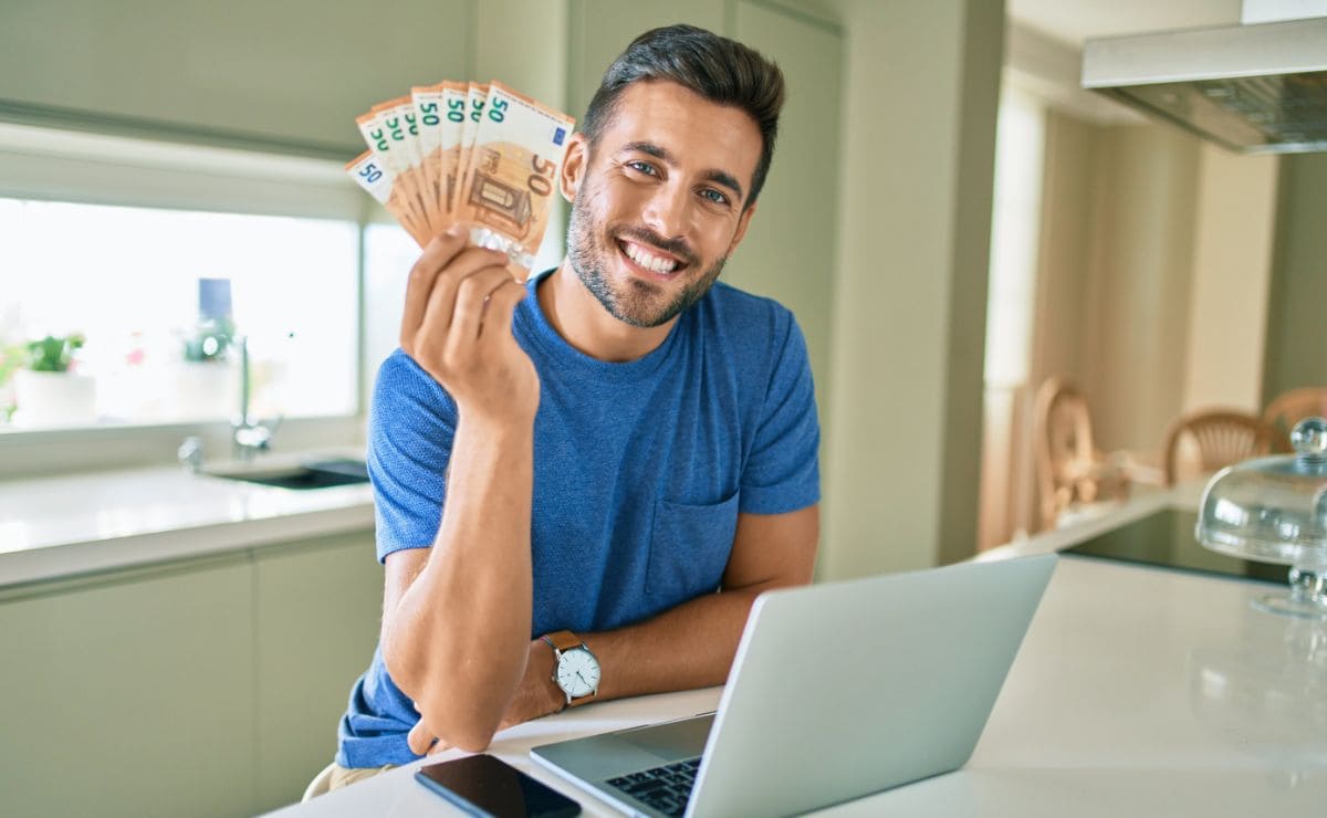 Cheque de 240 euros para pagar Internet./ Licencia Adobe Stock