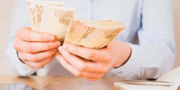 Cheque de la Agencia Tributaria./ Foto de Canva