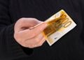 Cheque de 200 euros./ Foto de Canva