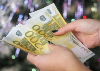 Persona con billetes de 200 euros en la mano