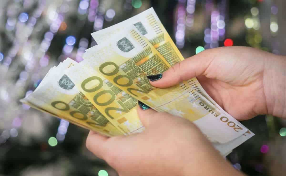 Persona con billetes de 200 euros en la mano