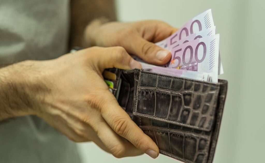 Cheque ayuda de 500 euros./ Licencia Adobe Stock