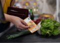 Cheque ayuda de 90 euros para alimentos./ Licencia Adobe Stock