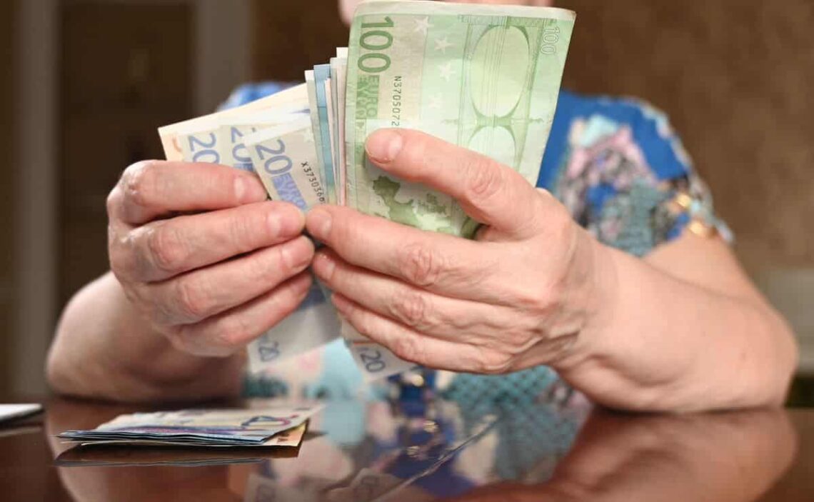 Cheque de jubilación demorada./ Foto de Canva