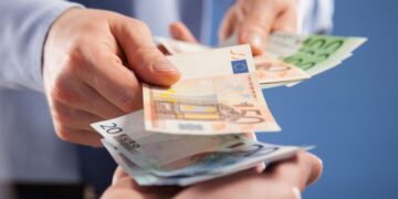 Cheque de la Agencia Tributaria./ Licencia Adobe Stock