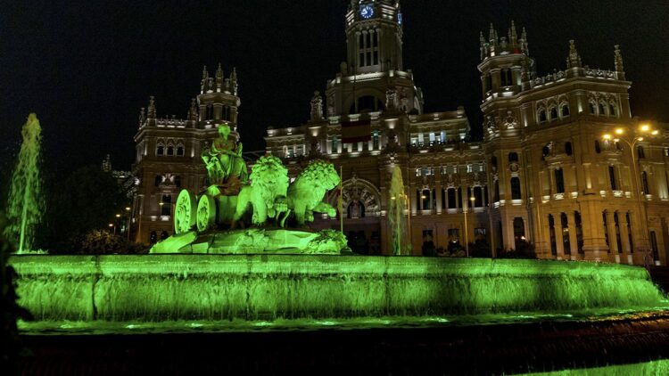 La estatua de la Cibeles teñida de verde por el Día Mundial del Ostomizado