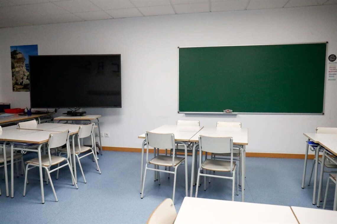 Sillas y mesas de un aula en el interior del Colegio Nobelis de Valdemoro,