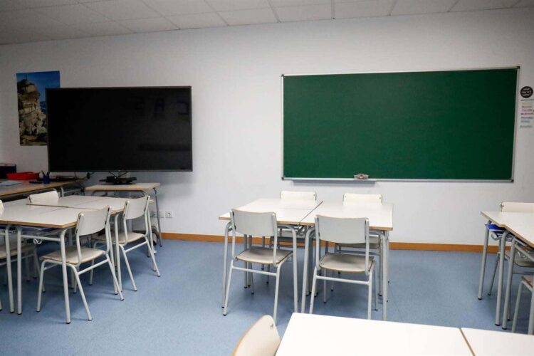 Sillas y mesas de un aula en el interior del Colegio Nobelis de Valdemoro,