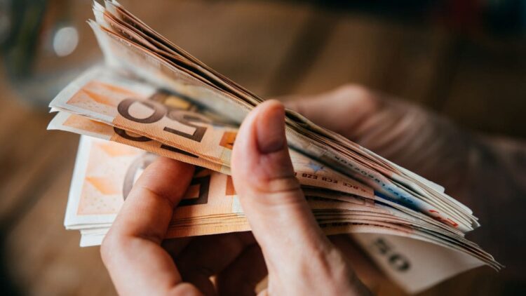 Cobrar un subsidio por desempleo y trabajar es compatible en algunos casos
