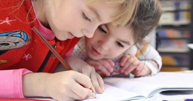 Niños aprendiendo a escribir