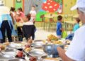 Comedor escolar durante la hora de la comida