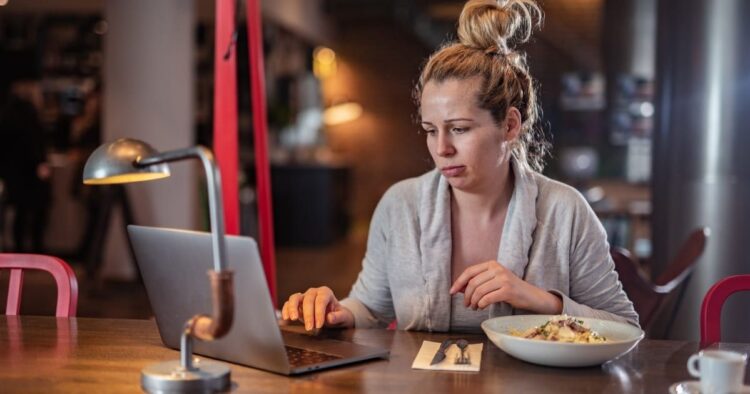 Comiendo mientras trabaja - Perder peso vida sedentaria