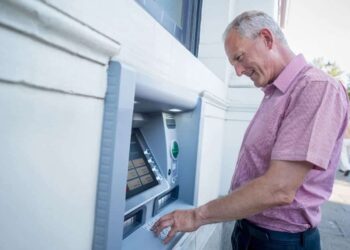 Comisión Banco ING en cajero automático./ Foto de Canva
