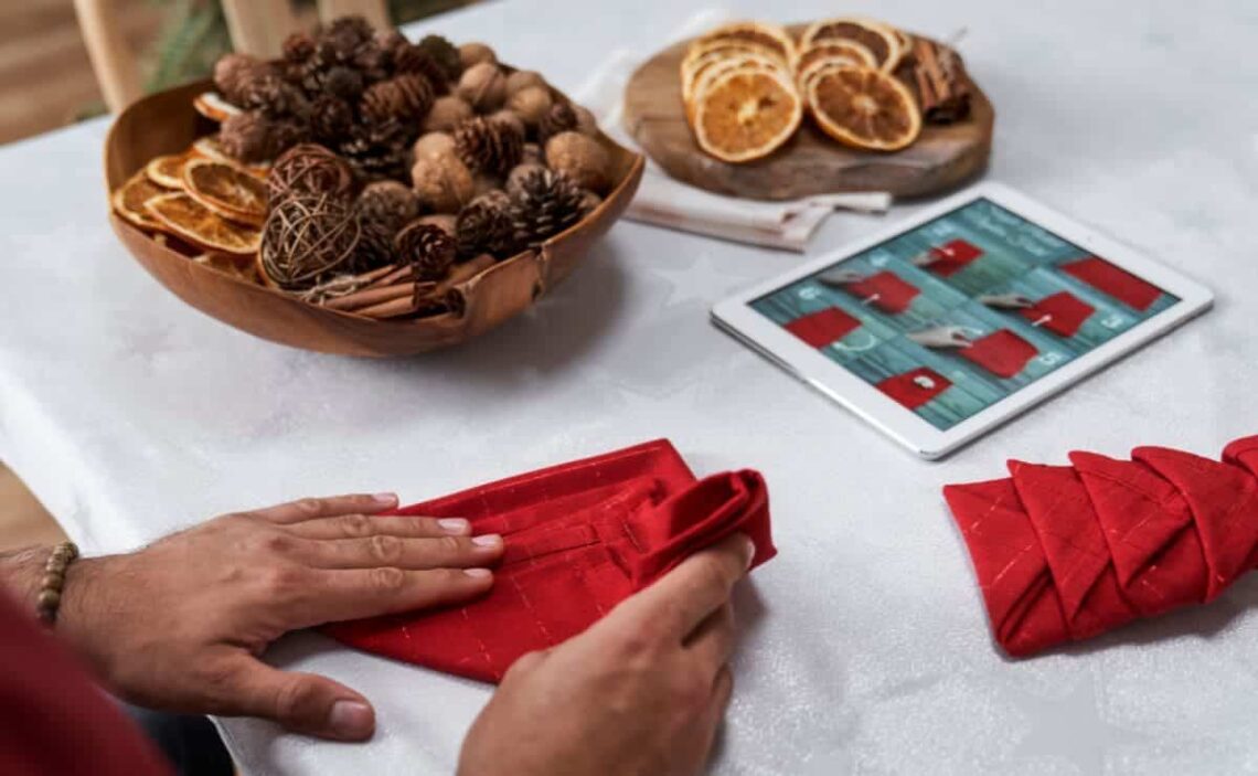 Cómo doblar las servilletas para decorar la mesa en Navidad
