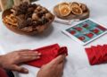 Cómo doblar las servilletas para decorar la mesa en Navidad