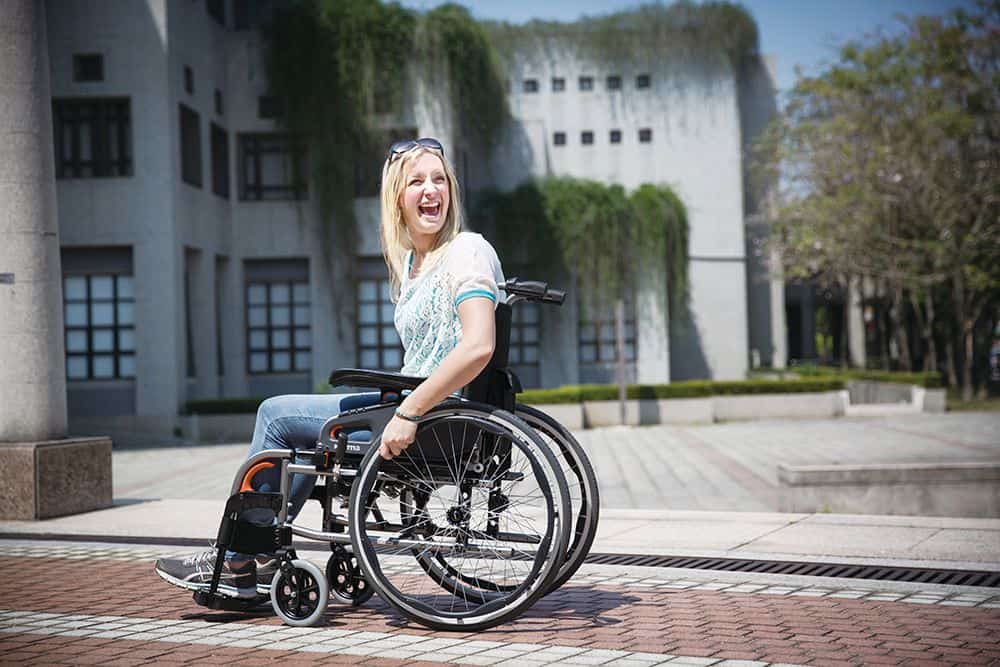 Mujer con discapacidad en silla de ruedas