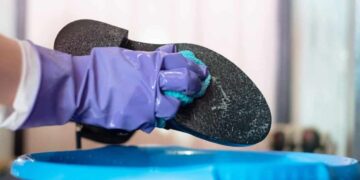 Como limpiar zapatos de caramelos pegajosos