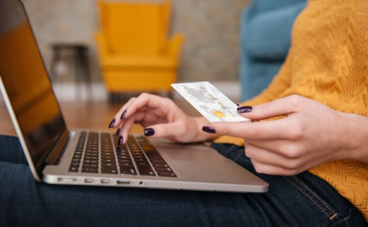 Compras online con tarjeta de débito./ Foto de Canva
