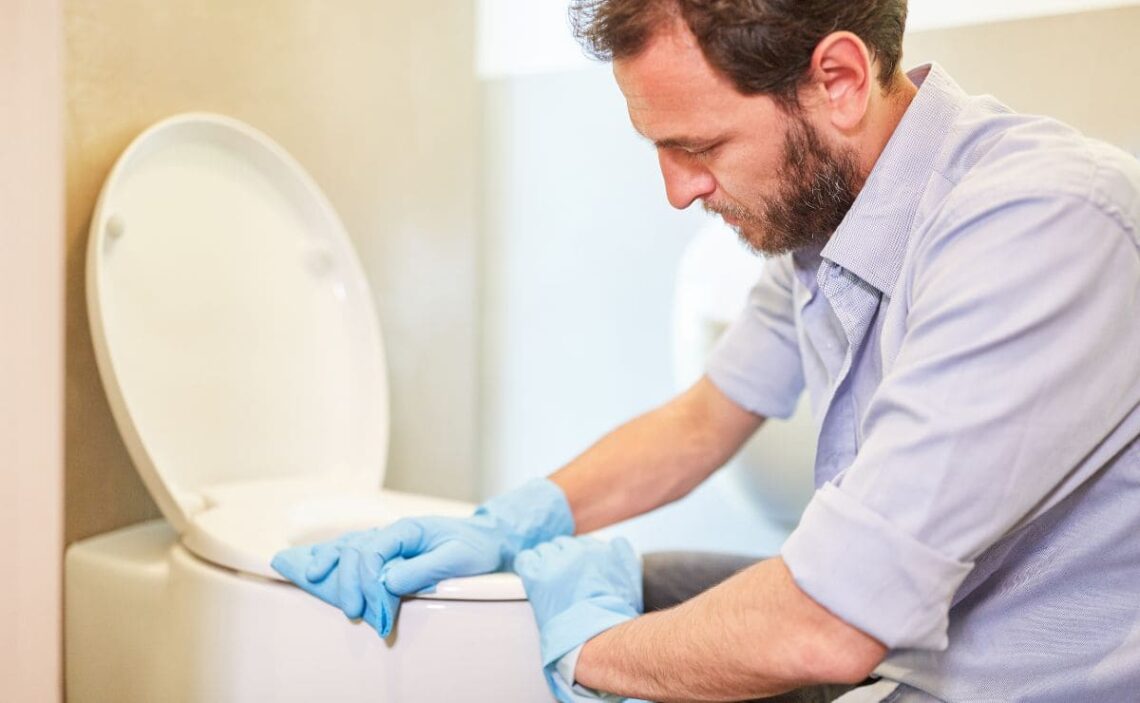 El truco de limpieza para desinfectar el retrete cada día con un ingrediente que siempre tienes en la cocina