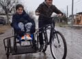 Ambos primos en la bicicleta y sidecar