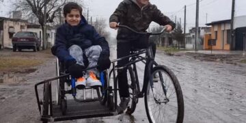 Ambos primos en la bicicleta y sidecar