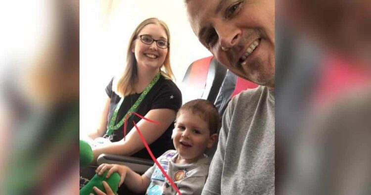 Foto de Kim Barker y su familia en un avión