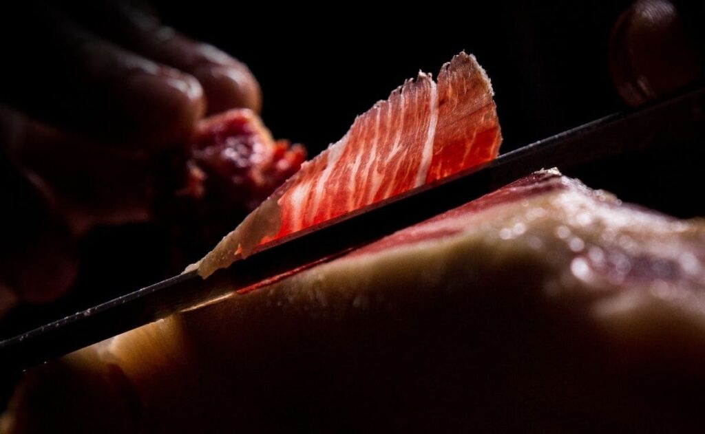 Corte jamón ibérico vino