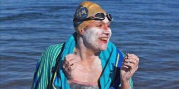 Cruza cuatro veces a nado el Canal de la Mancha sin parar tras superar un cáncer