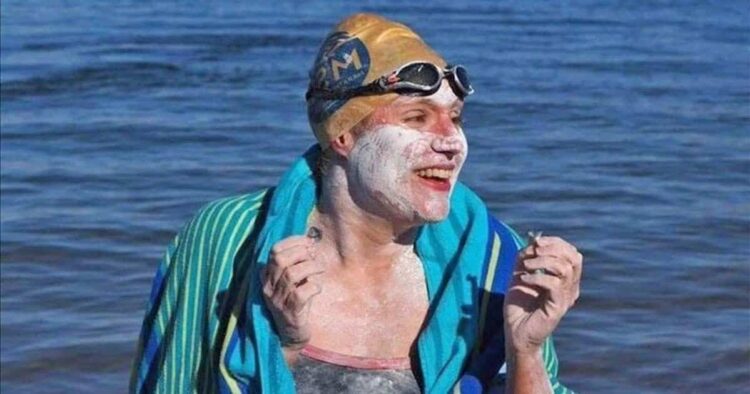 Cruza cuatro veces a nado el Canal de la Mancha sin parar tras superar un cáncer