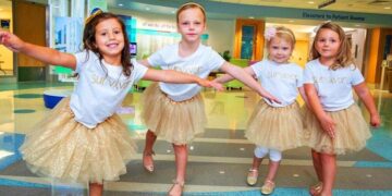 La emotiva foto de 4 niñas sobrevivientes de cáncer que se hicieron amigas en el hospital