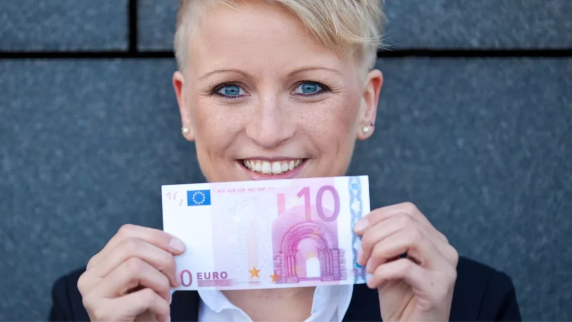 Mujer mostrando un billete de diez euros