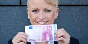 Mujer mostrando un billete de diez euros
