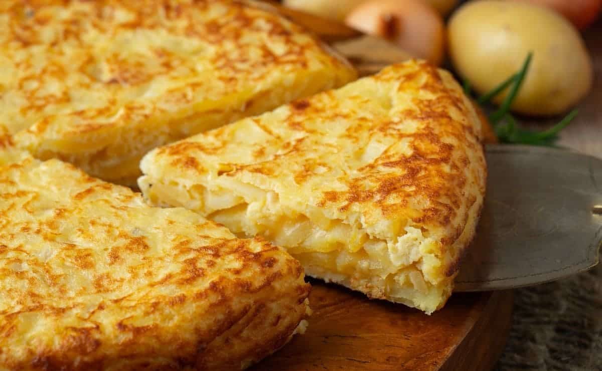 Dar la vuelta a la tortilla de patatas es fácil si sabes hacerlo