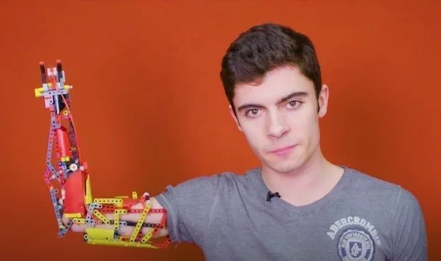 Un joven sin brazo se construye una prótesis con piezas de lego