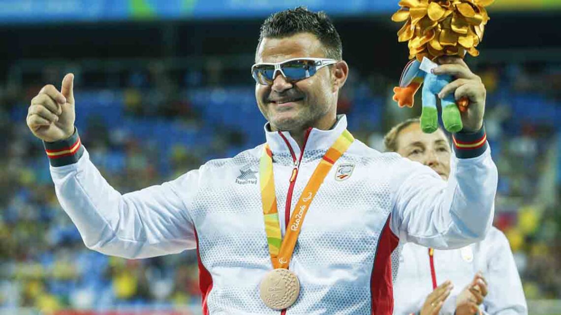 David Casinos celebrando una de sus medallas en los Juegos Paralímpicos de Río 2016