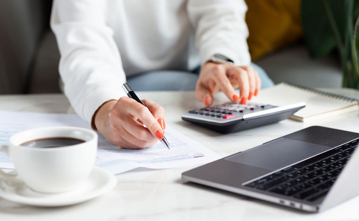 Presentar la Declaración de la Renta presencial./ Licencia Adobe Stock