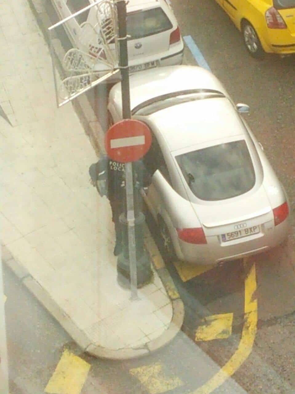 Un policía que no respeta nada....ni a nadie