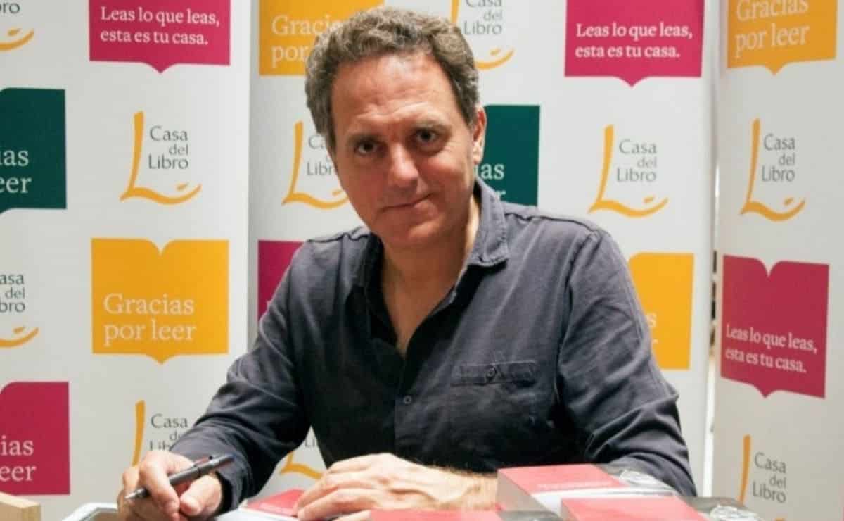 El autor Domingo Villar durante una firma de libros